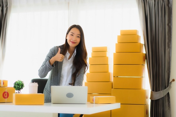 retrato-hermosa-mujer-negocios-asiatica-joven-trabajar-casa-telefono-movil-portatil-caja-carton-lista-enviar_74190-10358
